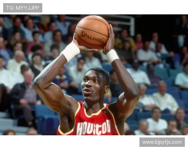 哈基姆·奥拉朱旺：从篮下统治者到篮球传奇的辉煌人生与球场智慧